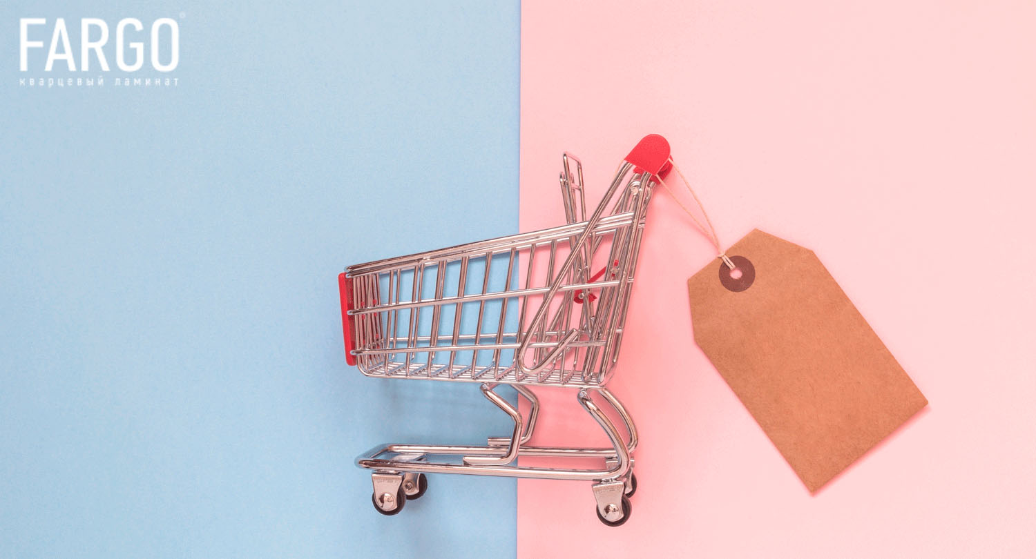 Игрушечная магазинная корзина на розово-голубом фоне